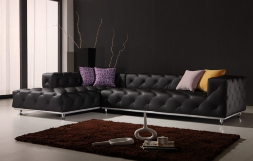 черный кожаный диван в интерьере