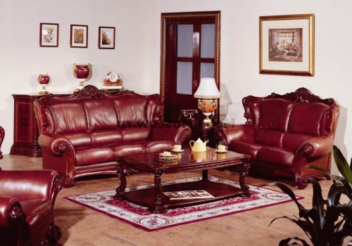 вишневый кожаный диван в интерьере