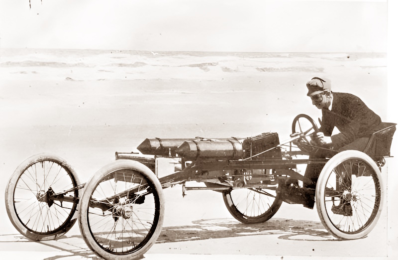 Рэнсом Э. Олдс на гоночной машине Olds Pirate на пляже Ормонд-Бич, Флорида, в 1896 или 1897 году.